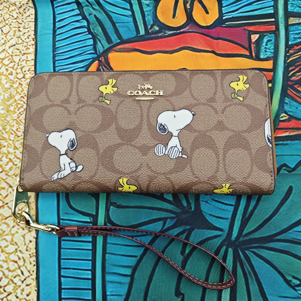 NWOT COACH X PEANUTS SNOOPY LIMITED EDITION WALLET/WRISTLET